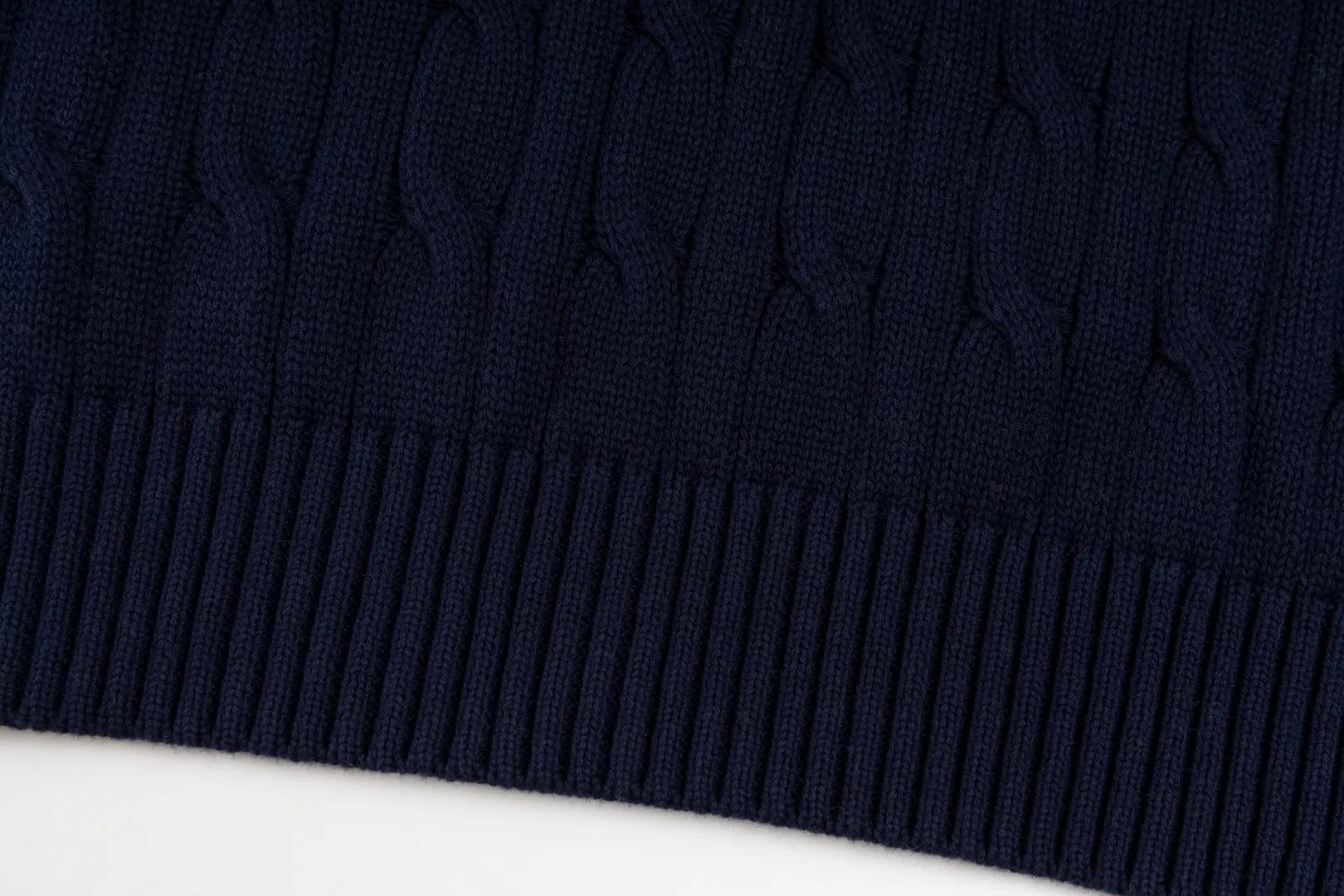 P236 #R84 RALPH LAUREN Six-color classic hooded twist pullover sweater with high-density LOGO embroidery on the chest and original custom-made tag accessories. Made of pure cotton yarn, pure cotton is skin-friendly and comfortable, small label war horse embroidered twist hooded sweater 🐎 high quality, follow the blogger to learn how to wear it! Let’s buy a Ralph Lauren cable sweater. It’s a super hard-to-find series after it became popular. It’s hard to find one on the official website. It’s simple and practical to wear, with a lazy and loose feel. The thickened fabric has more texture, feels soft and delicate, and has a loose fit. Whether worn alone or layered, you can wear different styles of fashion with just one piece!   Size: S M L